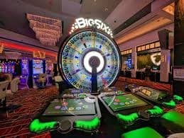 h129m App ကို မြန်မာနိုင်ငံတွင် အသုံးများသောဖုန်းများဖြင့် ကစားနေသောမြင်ကွင်း